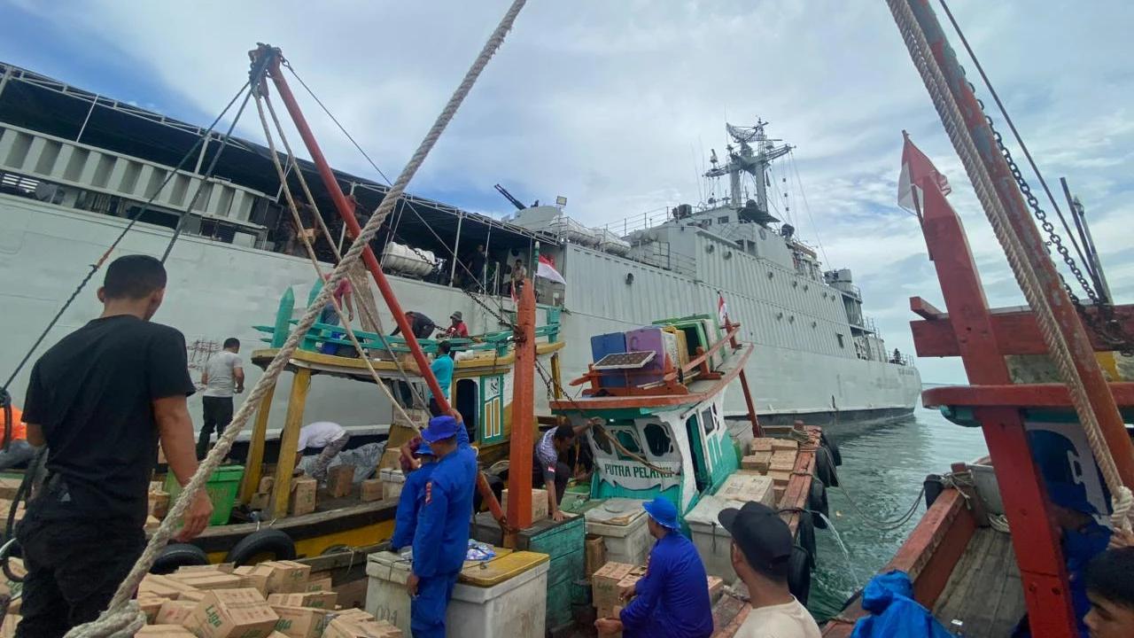 TNI AL KRI Teluk Gilimanuk-531 Salurkan Bantuan di Kuala Idie Aceh Timur