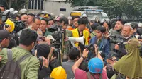 Kapolda Metro Dilempari Botol Saat Temui Massa Demo