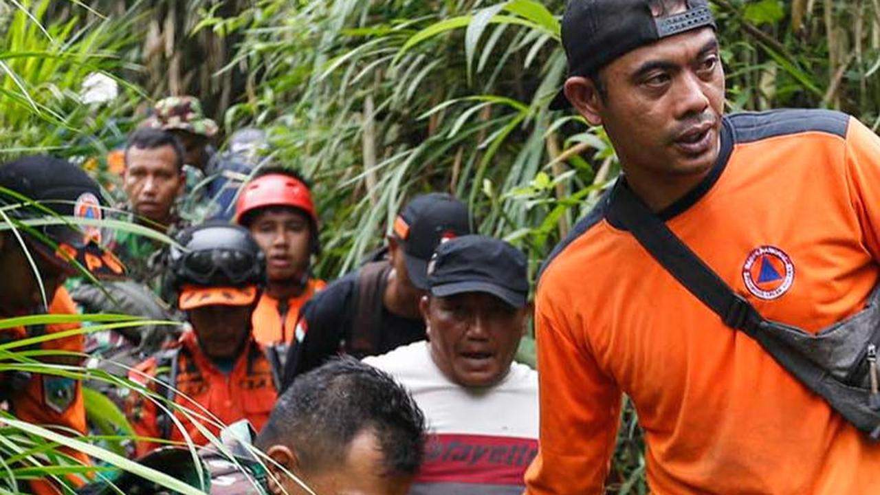 FOTO: Tim SAR Gabungan Evakuasi Jenazah Pendaki Korban Erupsi Gunung Marapi