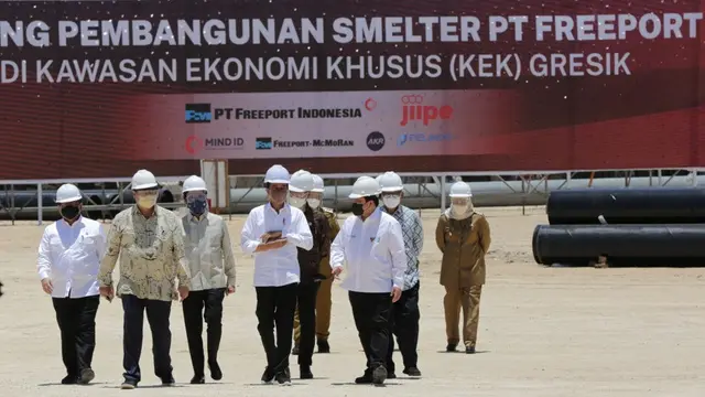 Presiden Joko Widodo menghadiri peletakan batu pertama (groundbreaking) pembangunan Smelter PT Freeport Indonesia (PTFI) di Gresik