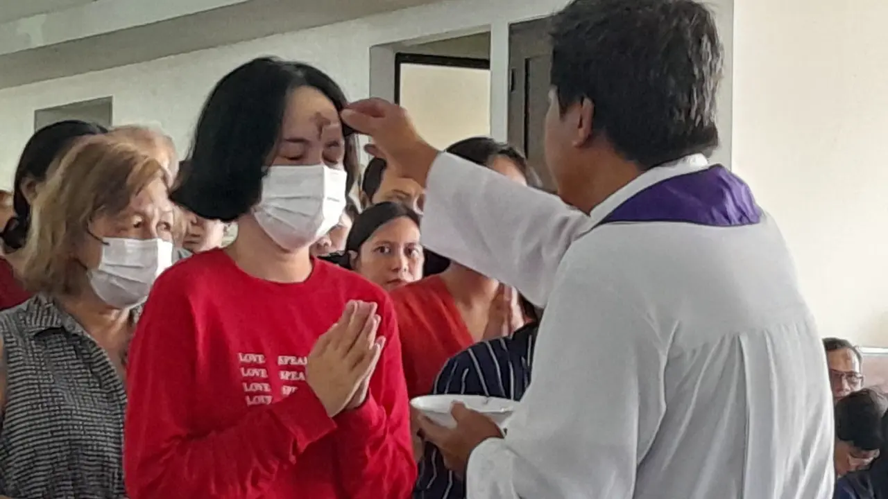 Hari Rabu Abu yang diimani umat Katolik sebagai awal dari  Hari Rabu Abu yang diimani umat Katolik sebagai awal dari masa Prapaskah atau masa puasa.masa Prapaskah atau masa puasa.