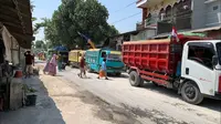 Para perempuan yang didominasi kaum emak-emak Desa&nbsp;Wegil, kembali memblokade jalan&nbsp;akibat debu truk tambang. (Liputan6.com/ Arief Pramono)