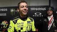 Bintang MotoGP, Valentino Rossi, mengaku tertarik menjajal mobil F1 Mercedes. (Motorsport)