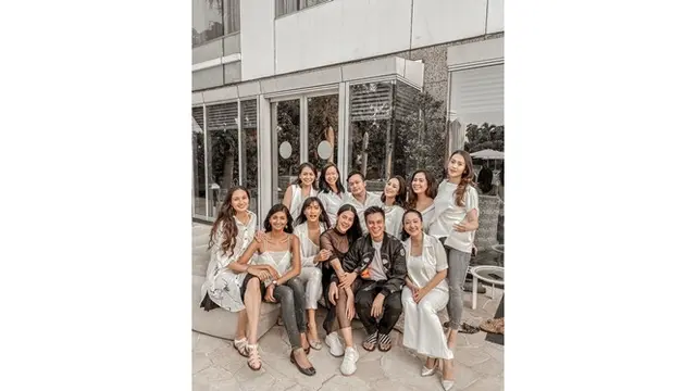 1. Baby Shower Paula Verhoeven bernuansa monokrom. Baim dan Paula kompak mengenakan busana warna hitam, sementara sahabatnya menggunakan pakaian berwarna putih.