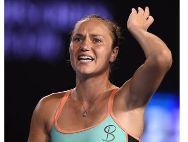 Petenis Ukraina, Kateryna Bondarenko terlihat kecewa setelah kehilangan point saat melawan petenis Swiss, Belinda Bencic pada hari ke-5 turnamen tenis Australian Open 2016  di Melbourne, Jumat (22/1/2016).  (AFP/Greg Wood)