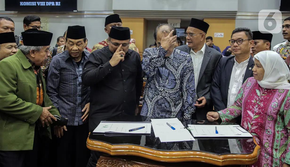 Menteri Agama Yaqut Cholil Qoumas (ketiga kiri) bersama Ketua Komisi VIII DPR RI, Ashabul Kahfi (tengah) bersiap menandatangani draft penetapan biaya haji 2023 di kompleks Parlemen, Senayan, Jakarta, Rabu (15/2/2023). Kementerian Agama bersama Komisi VIII DPR selesai menggelar rapat panja biaya haji 2023. Pemerintah bersama legislator menyepakati biaya haji yang harus dibayarkan jemaah sebesar Rp 49.812.700. (Liputan6.com/Faizal Fanani)