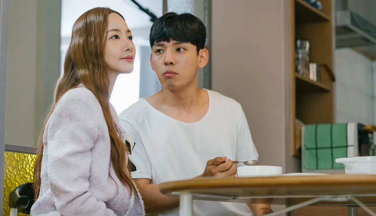 <p>Kang Hyung Suk berperan sebagai Woo Kwang Nam, mantan klien Choi Sang Eun yang sekarang menjadi teman sekamarnya. (Foto: TVN via Soompi)</p>