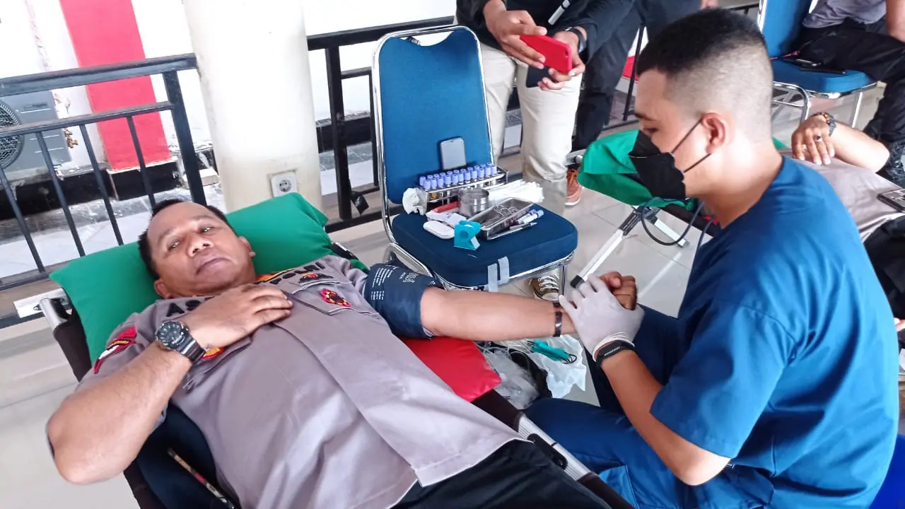 Brimob Polda Sulawesi Tenggara membantu kekurangan stok darah di RS PMI selama pandemi Covid-19.(Liputan6.com/Ahmad Akbar Fua)
