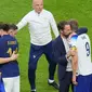 Pelatih Inggris, Gareth Southgate menghibur Harry Kane usai tersingkir di perempat final Piala Dunia 2022. (AP Photo/Hassan Ammar)