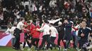 Suporter Timnas Georgia tumpah ruah turun kelapangan setelah timnya berhasil mengalahkan Yunani dalam laga playoff yang menegangkan di Tbilisi, Rabu (27/4/2024). Georgia sukses mencetak sejarah dengan lolos ke Euro 2024 untuk pertama kalinya. (AP Photo/Tamuna Kulumbegashvili)