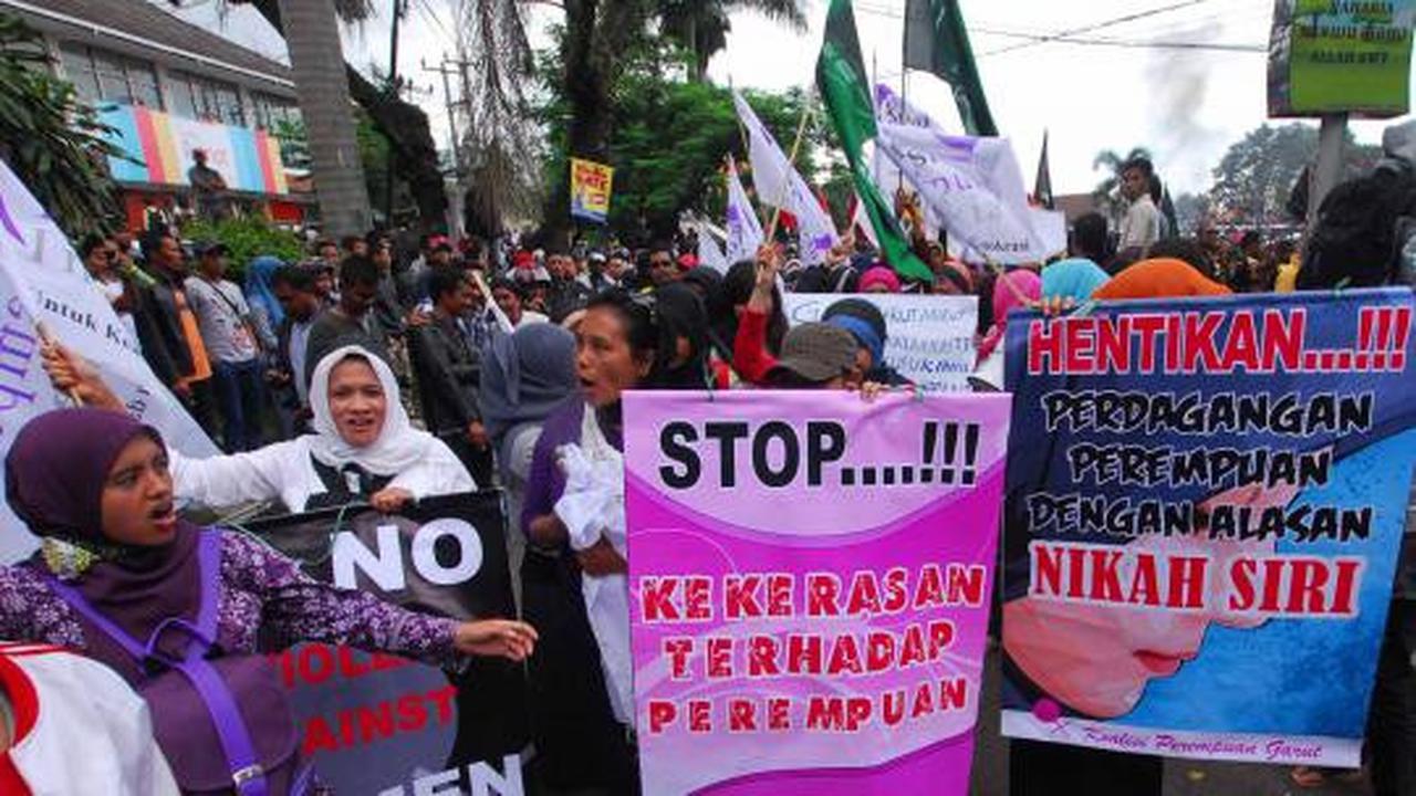 Dipasang kawat berduri, ratusan massa marah dengan polisi