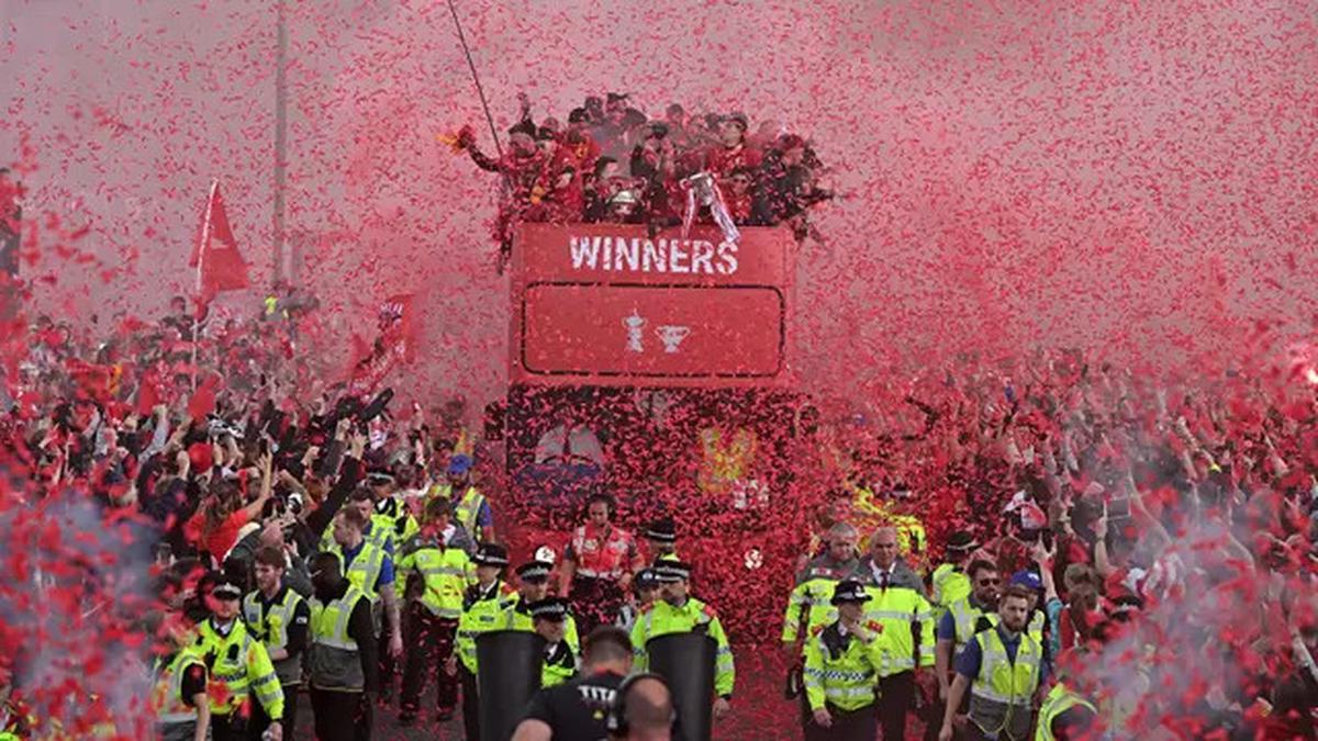 Virgil van Dijk Pakai Jam Tangan Langka di Parade Juara Liverpool, Harganya Bikin Melongo
