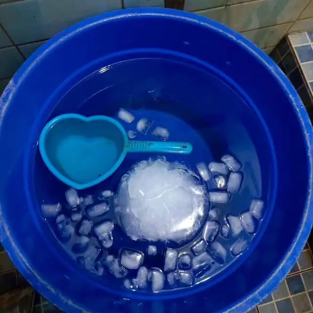 6 Potret Orang Mandi Pakai Es Batu Ini Kocak, Solusi Ampuh Cuaca Panas