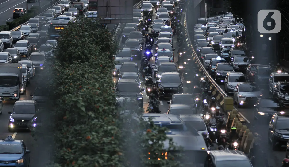Suasana kendaraan terjebak macet di Jalan Sudirman, Jakarta, Selasa (9/6/2020). Masa PSBB Transisi yang memperbolehkan karyawan di perkantoran kembali bekerja menyebabkan ruas jalan Ibu Kota kembali macet dan semrawut saat jam pulang kerja. (merdeka.com/Iqbal S Nugroho)