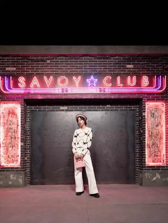 Memilih nuansa netral, Zhuang Dafei mengenakan sweater rajut ivory dari Gucci Ouverture dengan bordir belah ketupat dan detail pita. Dipadukan dengan jeans putih, sepatu kulit hitam dengan tas mini Gucci Diana yang feminin (Foto: Gucci)