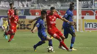 Bek Persib, Henhen Herdiana, berebut bola dengan bek Semen Padang, Cassio Jesus, pada laga Liga 1 Indonesia di Stadion Si Jalak Harupat, Bandung, Sabtu, (9/9/2017). Persib ditahan imbang 2-2 oleh Semen Padang. (Bola.com/M Iqbal Ichsan)