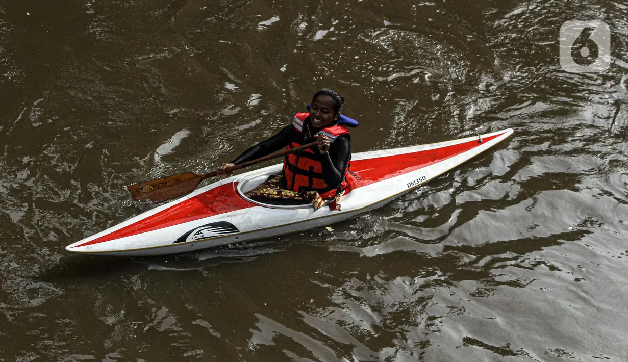 Peserta menyusuri Sungai Ciliwung saat mengikuti Festival Dayung Ciliwung, Jakarta, Minggu (4/12/2022). Festival Dayung Ciliwung digelar untuk pemanasan pra-Kejurnas Dayung 2022 sekaligus percontohan pengelolaan sungai di Indonesia. (Liputan6.com/Faizal Fanani)
