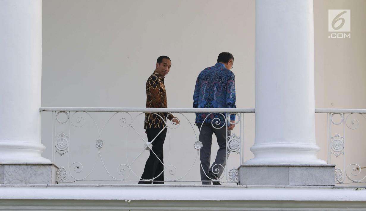 Presiden Jokowi dan Presiden Bank Dunia, Jim Yong Kim berjalan masuk seusai bincang santai di beranda Istana Bogor, Rabu (4/7). Kunjungan Presiden Bank Dunia itu dalam rangka persiapan Annual Meeting IMF-World Bank di Bali. (Liputan6.com/Angga Yuniar)