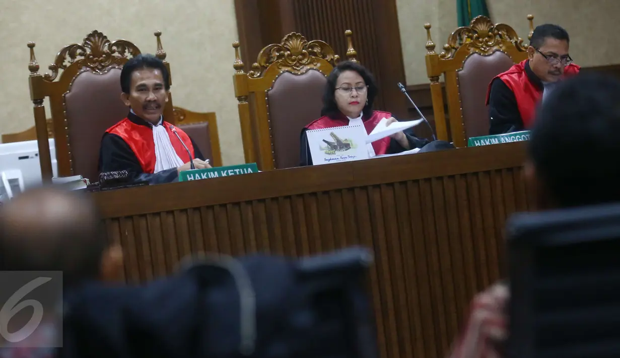 Hakim ketua John Halasan Butar Butar memimpin sidang lanjutan perkara korupsi KTP elektronik (e-KTP) dengan terdakwa mantan pejabat Kementerian Dalam Negeri Irman dan Sugiharto di Pengadilan Tipikor, Jakarta, Kamis (23/3). (Liputan6.com/Helmi Afandi)