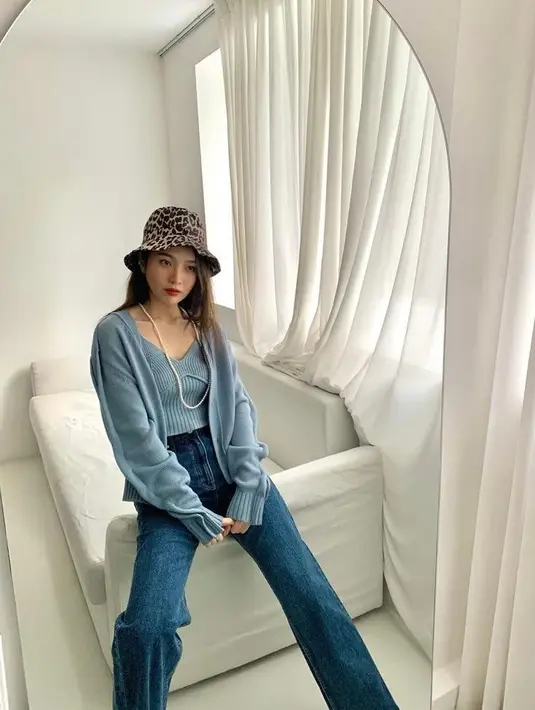 Cocok untuk hangout, bisa tiru gaya Joy Red Velvet berikut ini. Padukan cropped tank top & cardigan set dengan celana jeans. Aksesori berupa bucket hat dan kalung mutiara bikin tampilanmu makin standout! (Instagram/_imyourjoy).
