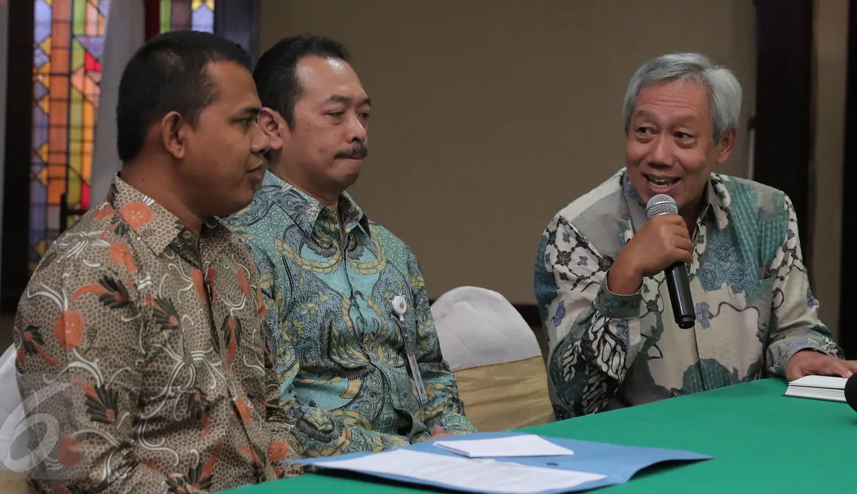 Dirut Semen Indonesia Suparni, Deputi BUMN Fajar Harry Sampurno dan Dirut Samana Citra Agung Deni Fahlevi (ka-ki) memberikan keterangan terkait pembentukan perusahaan PT Semen Indonesia Aceh di Jakarta, (17/3). (Liputan6.com/Angga Yuniar)
