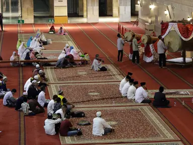Umat muslim mengumandangkan takbir dan memukul bedug saat malam takbiran di Masjid Istiqlal, Jakarta, Selasa (4/6/2019). Umat muslim akan melaksanakan salat Idul Fitri 1440 Hijriah di Masjid Istiqlal, Jakarta. (Liputan6.com/Helmi Fithriansyah)