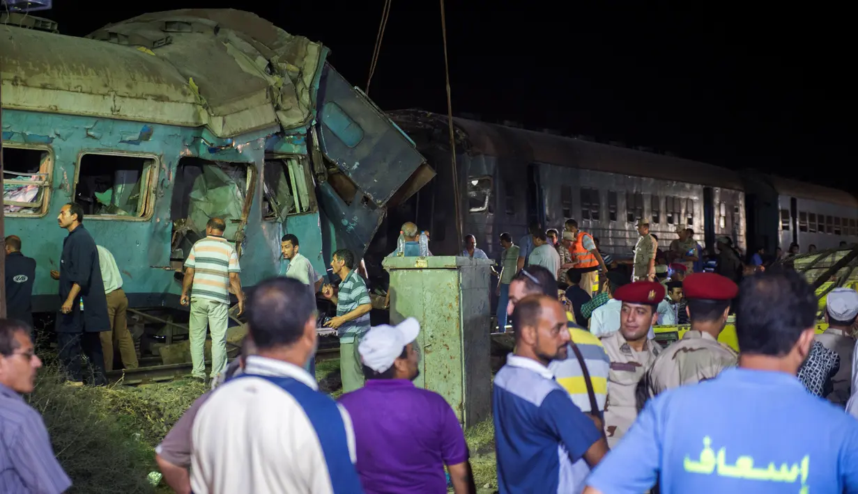 Kondisi bangkai kereta yang rusak parah usai mengalami tabrakan di Kota Alexandria, Mesir (11/8). Akibat tabrakan dua kereta tersebut, sedikitnya 36 orang tewas dan 123 orang lainnya menderita luka.  (AFP Photo/Khaled Deouki)