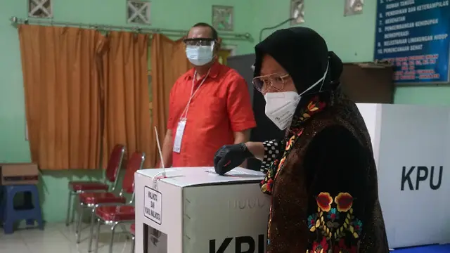 Wali Kota Surabaya Tri Rismaharini (Risma) menggunakan hak pilihnya pada Rabu, 9 Desember 2020. (Foto: Dok Istimewa)