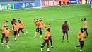 Suasana latihan para pemain Real Madrid di Olympiyskiy Stadium, Kiev, Senin (30/11/2020), jelang laga matchday ke-5 Grup B Liga Champions 2020/21 menghadapi tuan rumah Shakhtar Donetsk, Selasa (1/12/2020). (AFP/Sergei Supinsky)