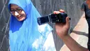 Istri Anas Urbaningrum mendatangi gedung Komisi Pemberantas Korupsi (KPK), Jakarta , Selasa, (1/7/14) (Liputan6.com/Faisal R Syam)