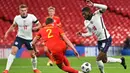 Bek Inggris, Ainsley Maitland-Niles, berebut bola dengan bek Wales, Chris Gunter, pada laga persahabatan di Stadion Wembley, Jumat (9/10/2020) dini hari WIB. Inggris menang 3-0 atas Wales. (AFP/Glyn Kirk/pool)