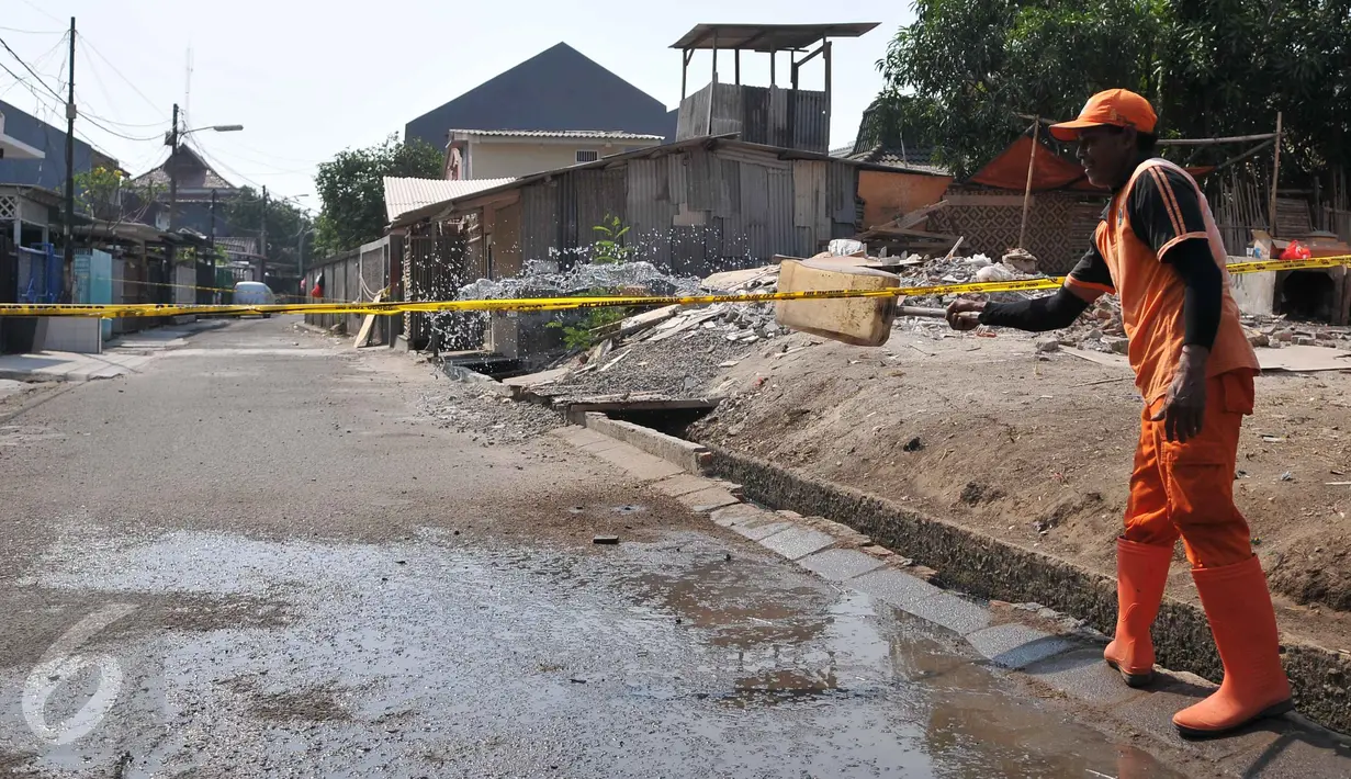 Garis polisi telah terpasang di sekitar area Bedeng Agus Darmawan, Jakarta, Minggu (11/10/2015). Menurut warga, bedeng tersebut kerap dijadikan arena kumpul para ABG.(Liputan6.com/Gempur M Surya)