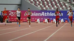 Sprinter Indonesia, Lalu Muhammad Zohri (kanan) beradu kecepatan saat kategori 100 meter pada Kejuaraan Atletik Asia di Doha, Qatar, Senin (22/4). Zohri merebut medali perak dengan catatan waktu 10,13 detik yang juga memecahkan rekor pelari tercepat Asia Tenggara, Suryo Agung. (AP/Vincent Thian)