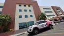 Sebuah ambulans berwarna pink milik tim Women Responders terparkir di luar markas layanan ambulans di Dubai, 13 Juli 2017. Layanan ambulans yang beroperasi dari pukul 11.00 hingga 22.00 ini sepenuhnya dioperasikan oleh perempuan. (GIUSEPPE CACACE/AFP)