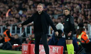 Pelatih Barcelona, Hansi Flick, memberi instruksi saat menghadapi Atletico Madrid pada leg kedua semifinal Copa del Rey di Camp Nou, Spanyol, Rabu (4/3/2026) dini hari WIB. (AP Photo/Joan Monfort)
