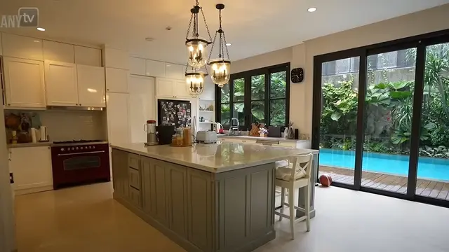 Potret dapur di rumah mewah BCL (Sumber: YouTube/Taulany TV)