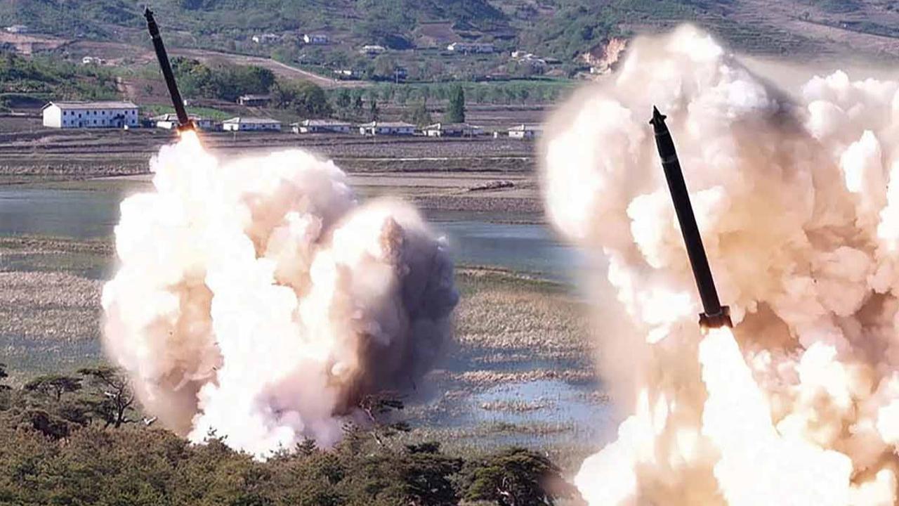 FOTO: Pemimpin Korut Kim Jong Un  Mengawasi Uji Coba Rudal Serangan Nuklir