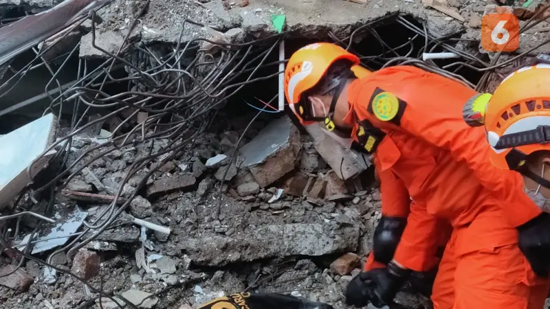 evakuasi korban gempa di Mamuju oleh Basarnas Palu