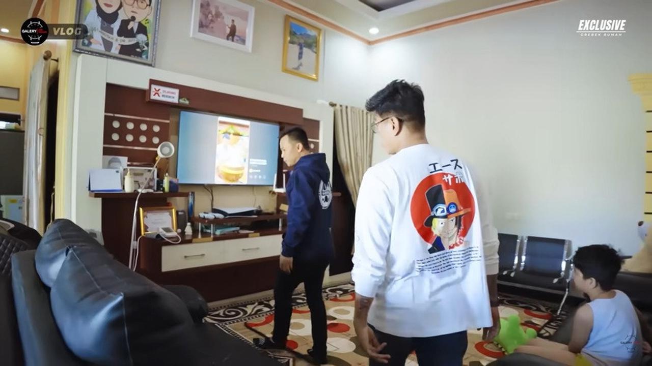Rumah ini dilengkapi dengan ruang keluarga yang sangat nyaman.