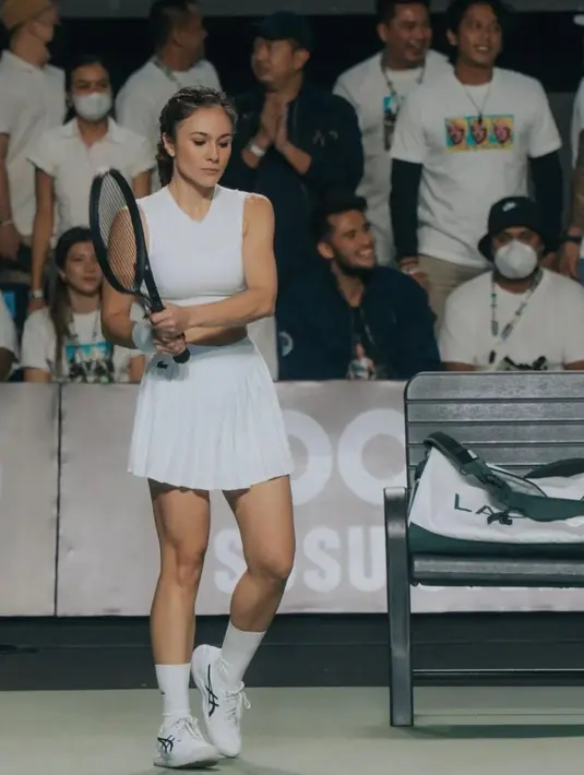 Terlepas dari itu, penampilan Wulan selama bertanding tenis mendapat banyak sekali pujian dari netizen. Ia dinilai begitu cantik dan memesona. [instagram/wulanguritno]