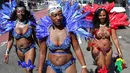 Sejumlah penari berkostum bulu tiba untuk ambil bagian dalam Parade West Indian Day di Brooklyn borough, New York, Senin (4/9). Parade tersebut merupakan salah satu perayaan budaya Karibia terbesar di Amerika Serikat. (Yana Paskova/Getty Images/AFP)