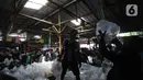 Pengunjung berdesakan pada salah satu kios di Pasar Ikan hias Parung, Bogor, Senin (27/7/2020). Pasar ikan hias yang buka pada setiap hari Senin, Kamis, dan Sabtu ini sama sekali tidak menerapkan  protokol kesatan guna mencegah penyebaran covid-19. (merdeka.com/Arie Basuki)