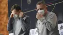 Direktur DFB Oliver Bierhoff dan dokter DFB Tim Meyer usai konferensi pers di Wolfsburg, Jerman, Selasa (9/11/2021). Empat pemain lainnya, yang dites negatif harus tetap menjalani proses karantina. (Swen Pfoertner/dpa via AP)