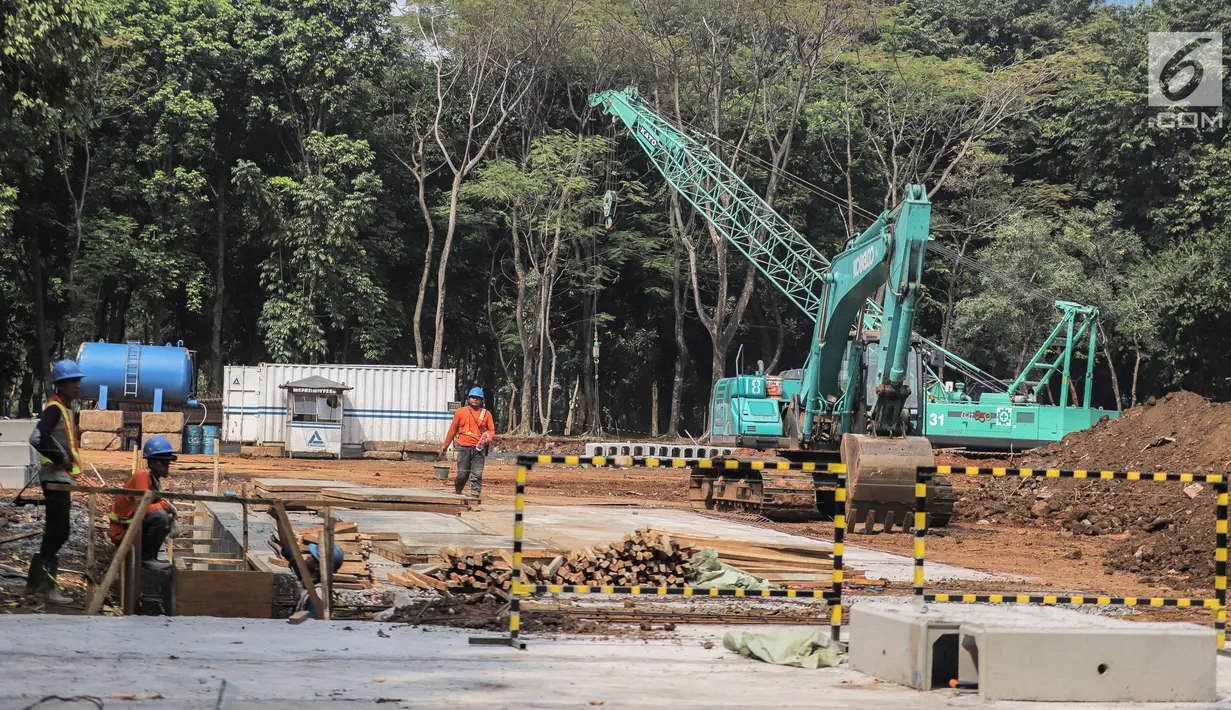 Pekerja menyelesaikan proyek pembangunan mass rapid transit (MRT) fase II rute Bundaran HI-Kota di Taman Monumen Nasional (Monas), Jakarta, Selasa (2/7/2019). Pembangunan tersebut mencakup gardu listrik serta Stasiun Monas. (Liputan6.com/Faizal Fanani)
