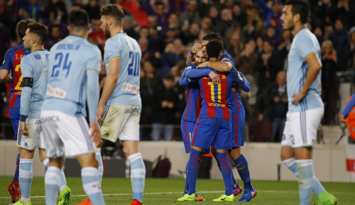 Para pemain Barcelon meayakan gol gol ke gawang Celta Vigo pada lanjutan La Liga Spanyol di Camp Nou, Barcelona, (4/3/2017).  Barcelona menang 5-0. (AP/Francisco Seco)