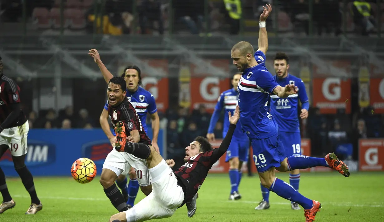 Duel di depan gawang Sampdoria dalam laga Serie A di Stadion San Siro, Minggu (29/11/2015) dini hari WIB. AC Milan menang 4-1 atas Sampdoria. (AFP/Olivier Morin)