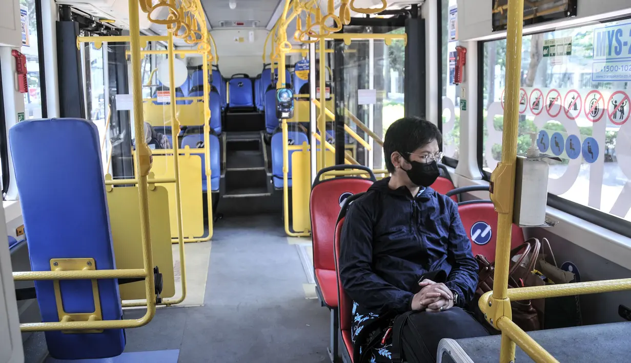 Warga menggunakan bus listrik Transjakarta di Jalan Jenderal Sudirman, Jakarta, Senin (20/2/2023). Dinas Perhubungan (Dishub) DKI Jakarta akan melakukan pengadaan 120 bus listrik untuk Transportasi Jakarta (Transjakarta) pada tahun ini. (merdeka.com/Iqbal S Nugroho)