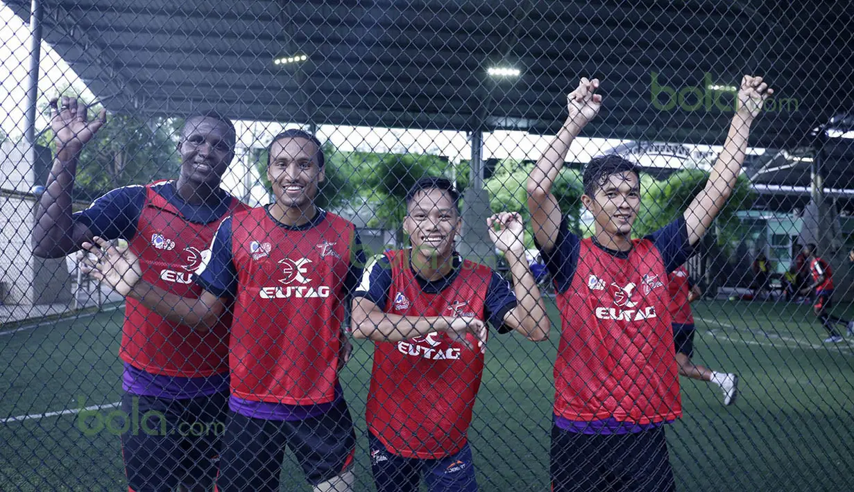 Abdoulaye Maiga, Rohit Chand dan pemain T-Team berfoto usai berlatih di Lapangan Futsal Extreme Park Ipoh, Perak, Malaysia, Jumat (29/01/2016). (Bola.com/Nicklas Hanoatubun)
