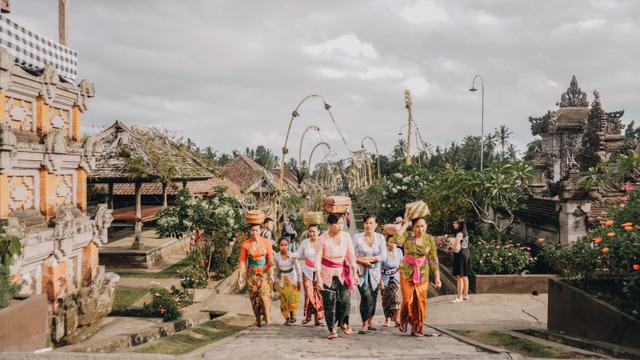 Penyelenggaraan festival budaya di indonesia menjadi daya tarik kedatangan wisatawan mancanegara ke indonesia. dampak positif daya tarik bangsa asing tersebut dalam bidang ekonomi adalah