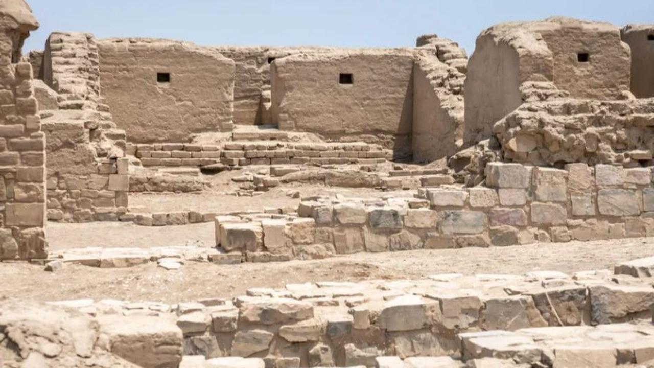 Penemuan ini terjadi di dekat Lima, di situs arkeologi Pachacamac, yang terkait dengan budaya Wari. Makam-makam ini berasal dari periode antara tahun 800 hingga 1100, ketika Kekaisaran Wari sedang mengalami ekspansi wilayah.